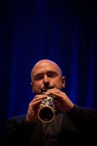 Andreas van Zoelen playing Soprano saxophone. 