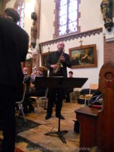 Andreas van Zoelen playing the saxophone during a concert.