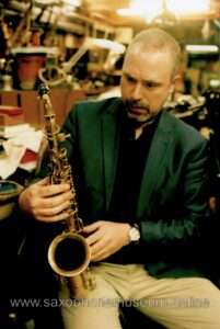 Andreas van Zoelen with a left-handed saxophone. 