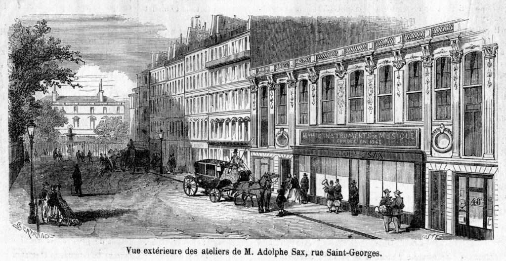 Pen drawing of the outside of the Adolphe Sax atelier. In front of the store stand several people holding instruments, in the street ride several horse carriages.